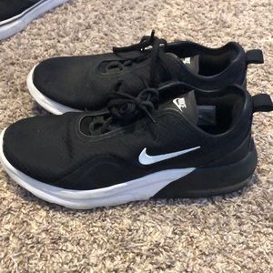 Women’s NIKE AIR MAX motion two, size 8